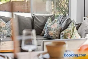 The Oaks Barns - Luxury Barn Stay with Hot Tub in the Countryside, Large Groups, Pet Friendly by Blue Puffin Stays - Image 3