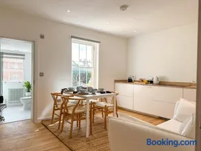 New - Luxury City Centre Oasis - Free Private Parking - Image 5