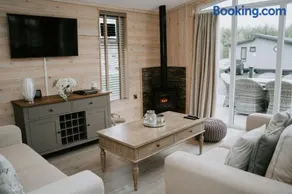 Casa Di Lusso - Stylish Hot Tub Lodge - Lincolnshire Retreat - Image 5