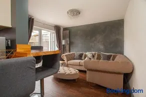 3bed House, Sleeps 7 - Hot Tub, Garden, Parking - Image 2