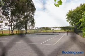 Feather & Nest - Private Farm Stay King Beds & Tennis Court - Image 3