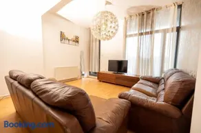 Muirhouse 2BR Apartment with Free Parking - Image 1
