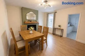 2 BR, Mdn Family home - Insurance, Peter Rabbit theme single room, Garden - Image 4