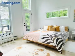 Luxe Modern Lakefront Oasis - Hot Tub, Sunset Views, Pet & Family Friendly! Close to UMF! - Image 4