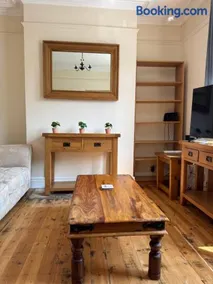 Large Traditional, Sleeps 8, 2 Baths, Train, Tram, Pubs, Market, Hucknall - Image 2