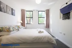 Modern Comfort Near Castle St with WiFi & Parking! - Image 5