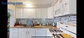 4 Bedroom Vintage Cool House - Image 2