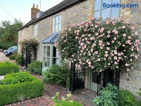 Beautiful Period Home with Heated Pool - Image 2