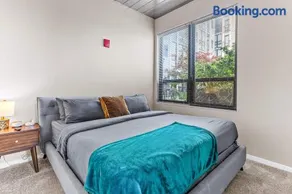 2 King Bed Spacious Apt Downtown Close to it All - Image 1