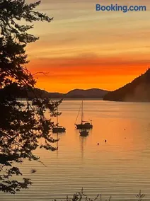 Sunset Suite on Mayne - Image 1