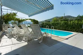 Beachfront Holiday Home MaMi - Image 2