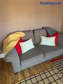 Castle Apt - Lovely 3-bed flat - Sunny Garden - By the Beach - Image 3