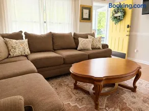 Spacious 3BR 3 Bath King Suite Pet Friendly - Image 1