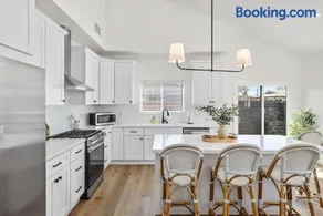 Coastal Modern 3 Bed 2 Bath, Pet Friendly - Image 2
