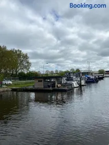 Hotelkamer op water Houseboat Wetterhûske Friesland - Image 2