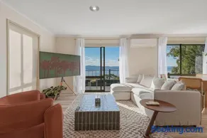 Mount Nelson Lookout - 2 Bed House & Swimming Pool - Image 2