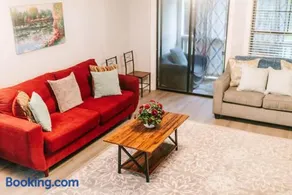 3-Bed Athens Getaway right near UGA with Pool and Parking and SmartTV - Image 2