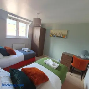 Detached 2 Bedroom Coach House with Private Garage Parking Swindon - Image 2