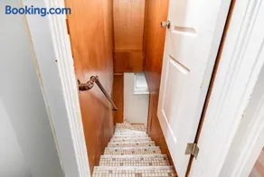 Cozy Family Cottage - Historic Top of The Hill - Image 3