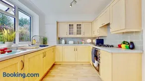 Super-Quiet Town Centre Flat 5 min Walk to Station - Image 3