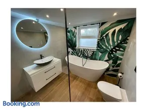 Stylish holiday home with heated indoor pool - Image 1