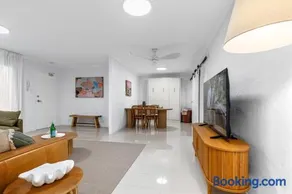 Beachside Escape, Ground Floor, 300m to North Kirra Beach - Image 5