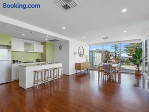 Stylish 2-Bed with Terrace, 3-min Walk to Beach - Image 2