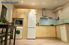 Brassy apartment - Image 2