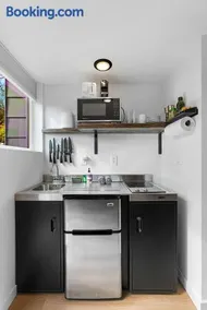 Sleek & Stylish Urban Loft - Image 4