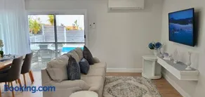 Hampton Retreat with heated pool - Image 3