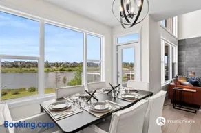 Luxurious Detached House with Private Garage, Lake View, Central AC & More - Image 4