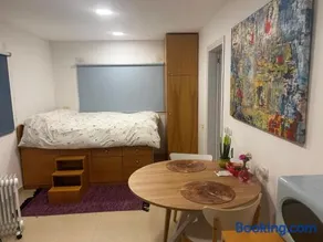 Iris privet room - Image 3