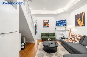 1DP8 Rare 4BR House With Step To Harbour Bridge, Near CBD - Image 1