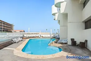 Elegant Duplex with Parking by Beachfront Stay - Image 2