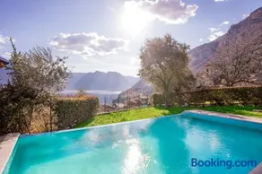 Villa Donagh- Home with pool sleeps 12 by Italian Apartments - Image 3