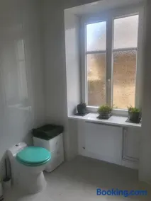 1Bed Apartment Sleeps 2 - Parking Wifi - Image 4