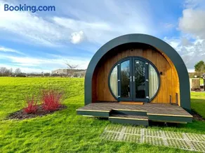 Rowan Hobbit Pod at Cowbridge Cabins - Image 1