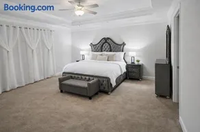 Clayton 6-Beds Family Home Near Raleigh Sleeps 12 - Image 3