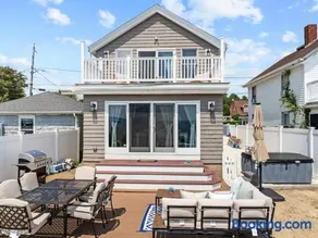 Luxury Waterfront Home Perfect for Family - Image 2