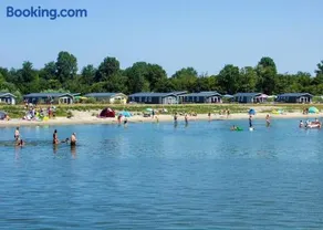 Modern holiday Chalet on lake side holiday park - Image 2