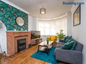 Spacious 3BR Home with Driveway Near NEC & Airport - Image 2