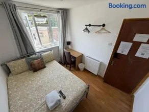 F4 Modern Double Room (Sandycroft Guest House) - Image 4