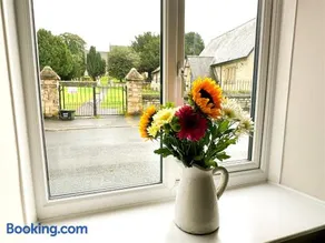 Country cottage with church view and fireplace near Leeds & York - Image 3