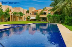 Spacious Family Home with Pool & Beach Access - Image 1