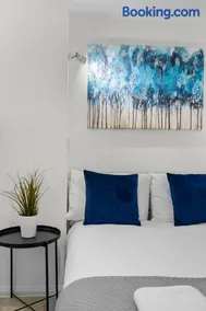 Substantial 5 bedroom townhouse with disabled access apartment, private off road parking space with EV point from 15th April 26, jaccuzi bath, Netflix and Wifi, near Argyle, boutique shops eateries and pubs - Image 3