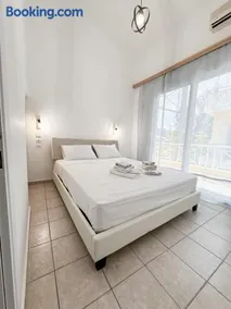Seaside Apartments 3 - Image 2
