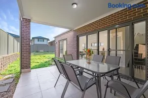 The Pond sweet 4 br home by Coles with garage&WiFi - Image 2