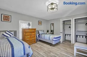 5 Bedroom, 6 Bed Cozy and Spacious Home - Image 5