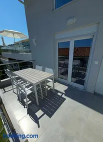 Alex's Deluxe Polychrono Retreat - Image 3