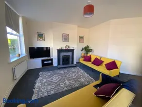 Town Centre House Sleeps 8 with parking - Image 1